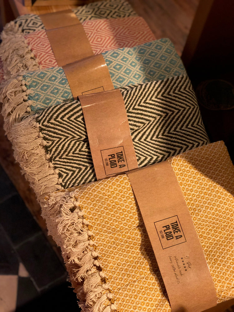Decke aus recycelter Baumwolle in dunkelgrün beige