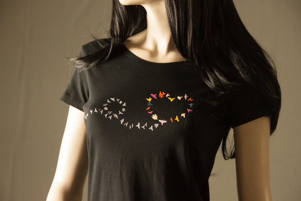 Vogel Herz bedrucktes Bio T-Shirt für Frauen Farbe bordeaux rot - Refugees - mit individuellen Vögeln aus Flock Biobaumwolle