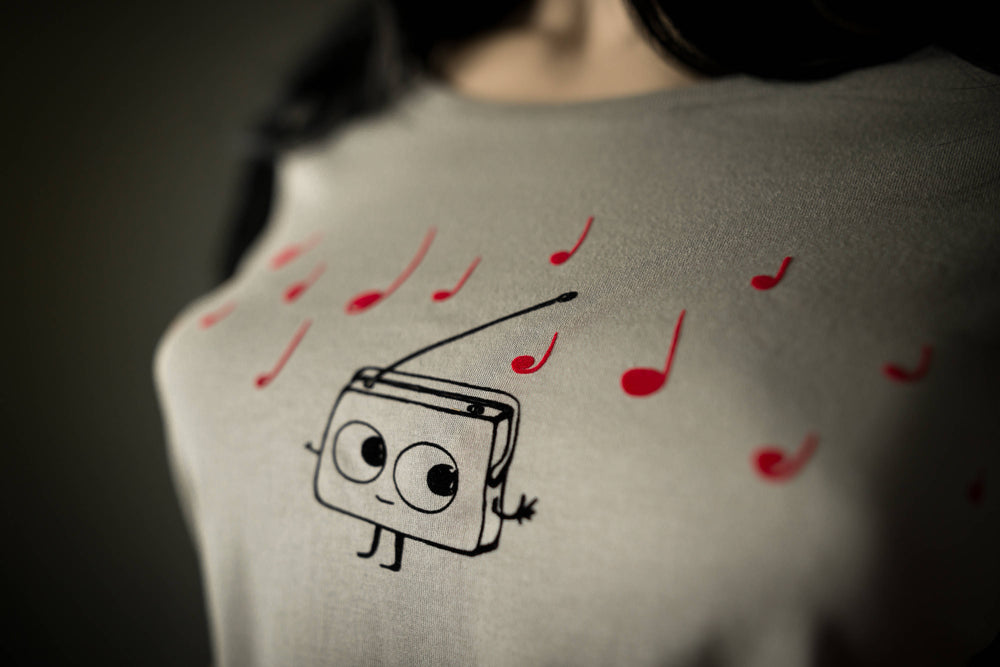 Radio Musik T-Shirt für Frauen Farbe Stone  - Süsses Radio und rote Musiknoten aus Flock Motiv von naaknaak Shirt aus Biobaumwolle