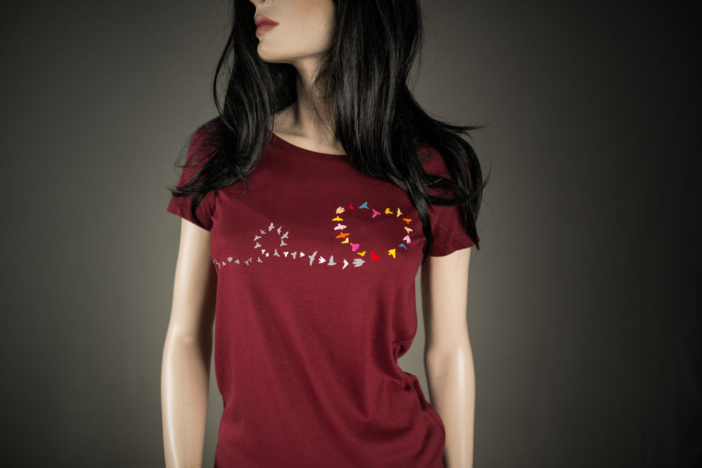 Vogel Herz bedrucktes Bio T-Shirt für Frauen Farbe bordeaux rot - Refugees - mit individuellen Vögeln aus Flock Biobaumwolle