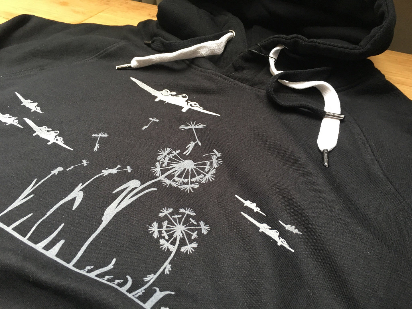Flauschiger Hoodie für Männer bio hoody Pusteblume schwarzer Pullover mit Motiv in grau Herren Kapuzenpullover Biobaumwolle, fair produziert