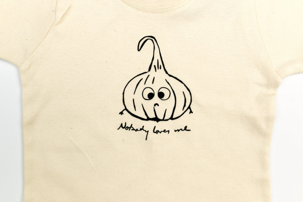 Baby T-Shirt aus Bio Baumwolle mit niedlichem Knoblauch Aufdruck