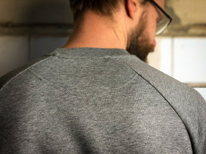 Dagegen Sweatshirt für Männer in grau aus Biobaumwolle mit lustigem Brustlogo aus Flock