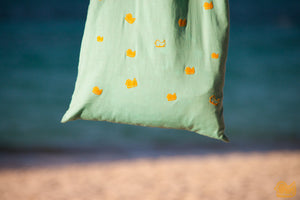 Strandtasche in Mint mit flauschig gelben Enten von naaknaak für den Urlaub am Strand - Einkaufstasche Jutebeutel