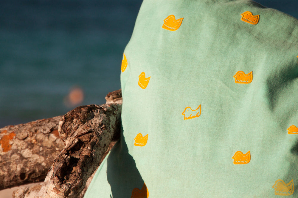 Strandtasche in Mint mit flauschig gelben Enten von naaknaak für den Urlaub am Strand - Einkaufstasche Jutebeutel