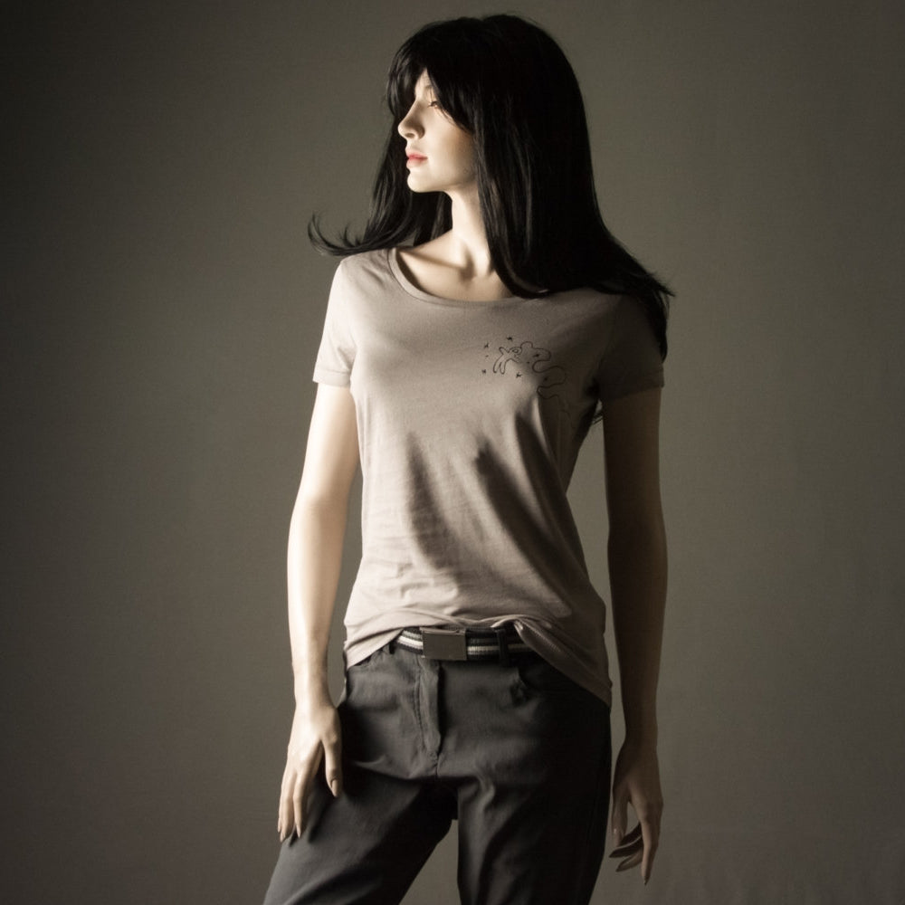 
                  
                    Astronaut im Weltall T-Shirt FAIR WEAR für Frauen Farbe Stone und schwarz - Stars and Spaceman von naaknaak aus Biobaumwolle
                  
                