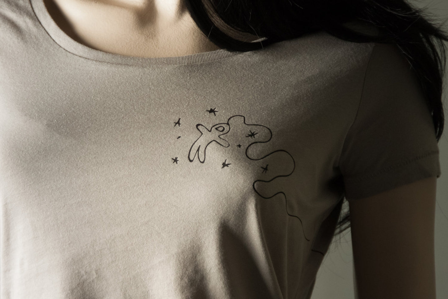 Astronaut im Weltall T-Shirt FAIR WEAR für Frauen Farbe Stone und schwarz - Stars and Spaceman von naaknaak aus Biobaumwolle