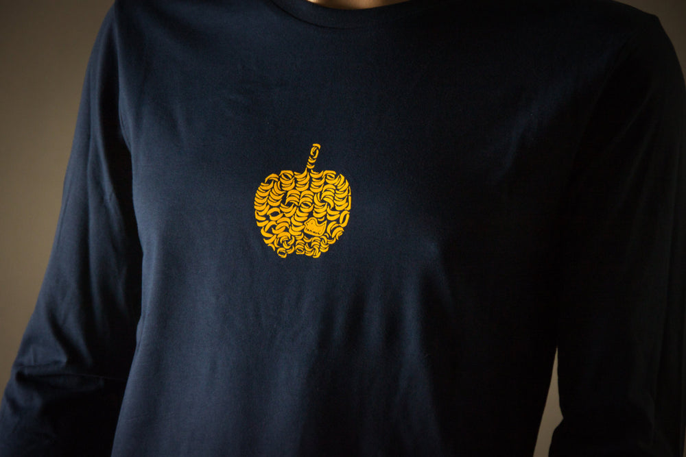 
            
                Load image into Gallery viewer, Think Different Männer Longsleeve langarm Shirt mit Apfel aus Bananen Motiv in Gelb Apple nerd shirt in Dunkelblau Navy Print aus Flock
            
        