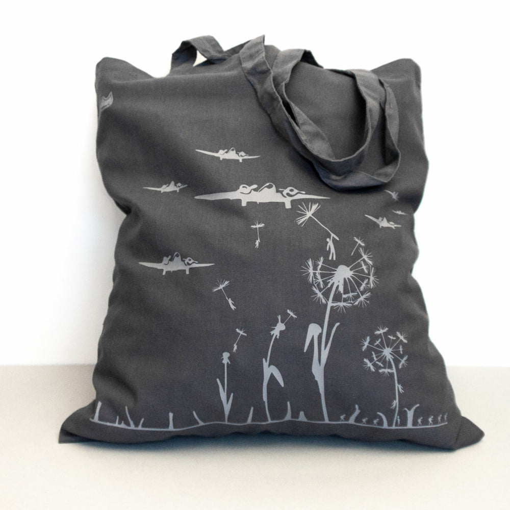 
                  
                    Coole Einkaufstasche mit Pusteblume Aufdruck / Jutebeutel Farbe natur beige -  Motiv hellgrau mit Pusteblumen und Flugzeug
                  
                