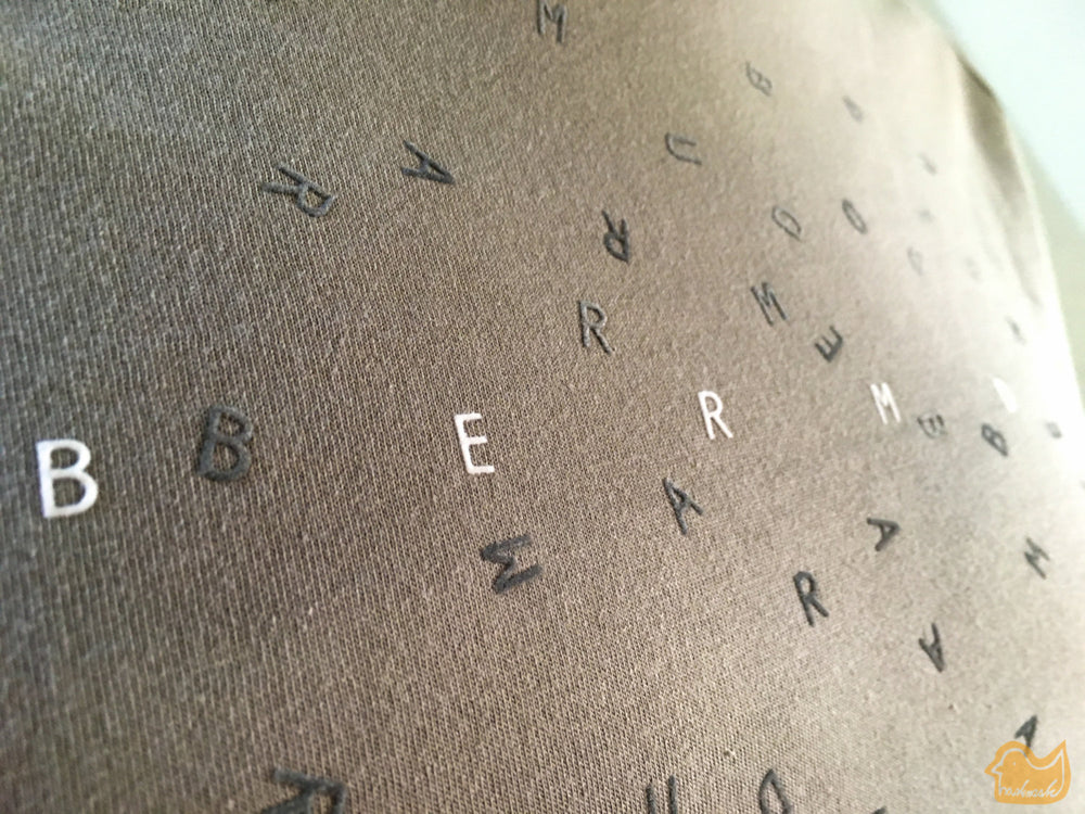 
            
                Load image into Gallery viewer, T-Shirt mit verschwundenem Buchstaben Bermuda für Männer und Frauen mit flauschigen Motiv - in weiss grau FAIR WEAR GOTS big bang theory
            
        