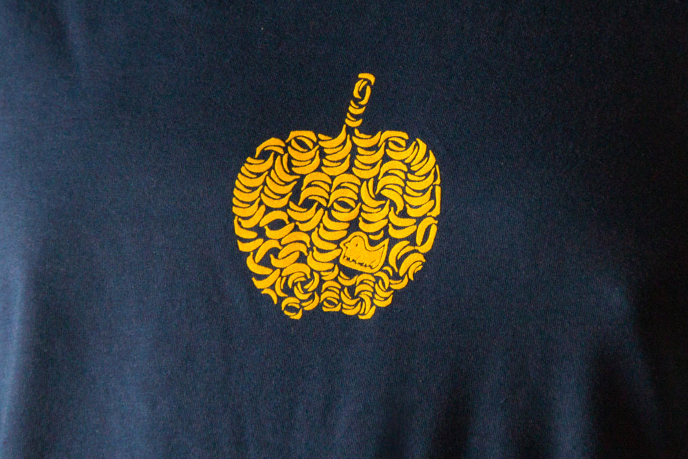 
            
                Load image into Gallery viewer, Think Different Männer Longsleeve langarm Shirt mit Apfel aus Bananen Motiv in Gelb Apple nerd shirt in Dunkelblau Navy Print aus Flock
            
        