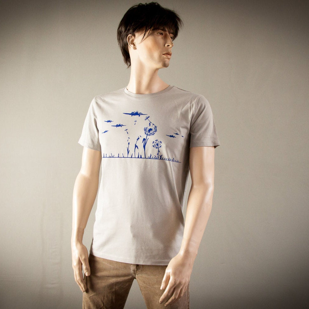 
                  
                    Bio Shirt für Männer cooles T-shirt Military Bio und Fair hergestellt Flieger blow away tshirt mit Motiv aus flock königsblau frühling
                  
                