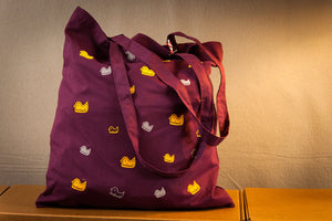 
            
                Load image into Gallery viewer, Lila Baumwollbeutel mit gelben Enten Vogel Muster Tasche Einkaufstasche  Ente mit flauschigen Motiv - in gelb - Shopper + Farbwahl
            
        