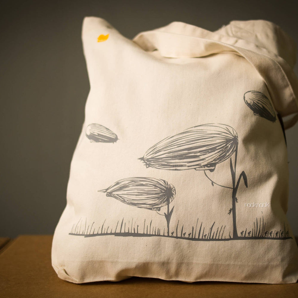 
                  
                    Blumen Zeppelin Einkaufstasche / Zeppelin Jutebeutel natur - grau bedruckter Beutel -  Toll für den Strand oder Sommer von naaknaak
                  
                