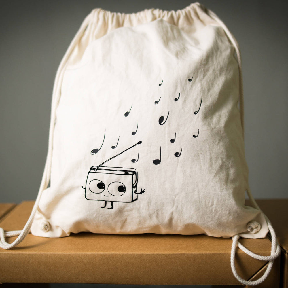 Musik Rucksack mit Radio Aufdruck, Turnbeutel Farbe natur beige, Motiv schwarz mit niedlichen tanzendem Radio und Musik Noten fürs Festival