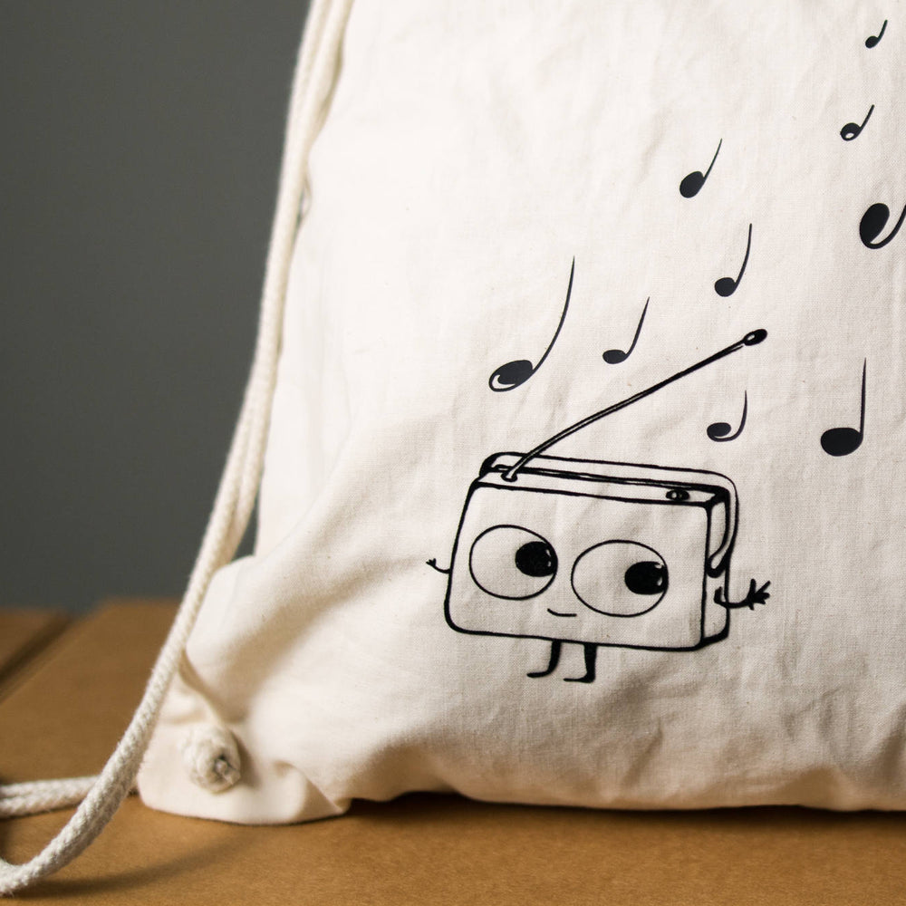 Musik Rucksack mit Radio Aufdruck, Turnbeutel Farbe natur beige, Motiv schwarz mit niedlichen tanzendem Radio und Musik Noten fürs Festival