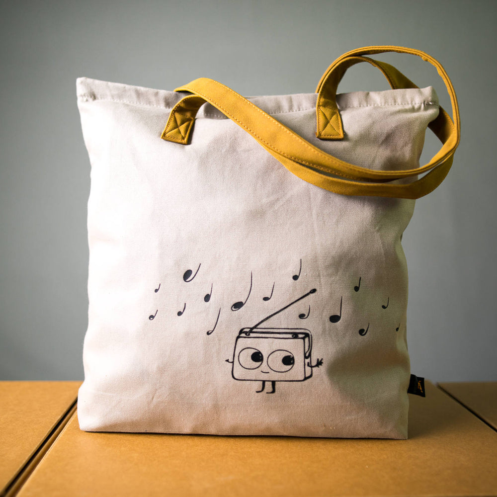 
                  
                    Stabile Musik Einkaufstasche mit Reissverschluss und velour Leder Henkeln Radio Aufdruck, Jutebeutel Farbe beige/grau, Motiv tanzendes Radio
                  
                