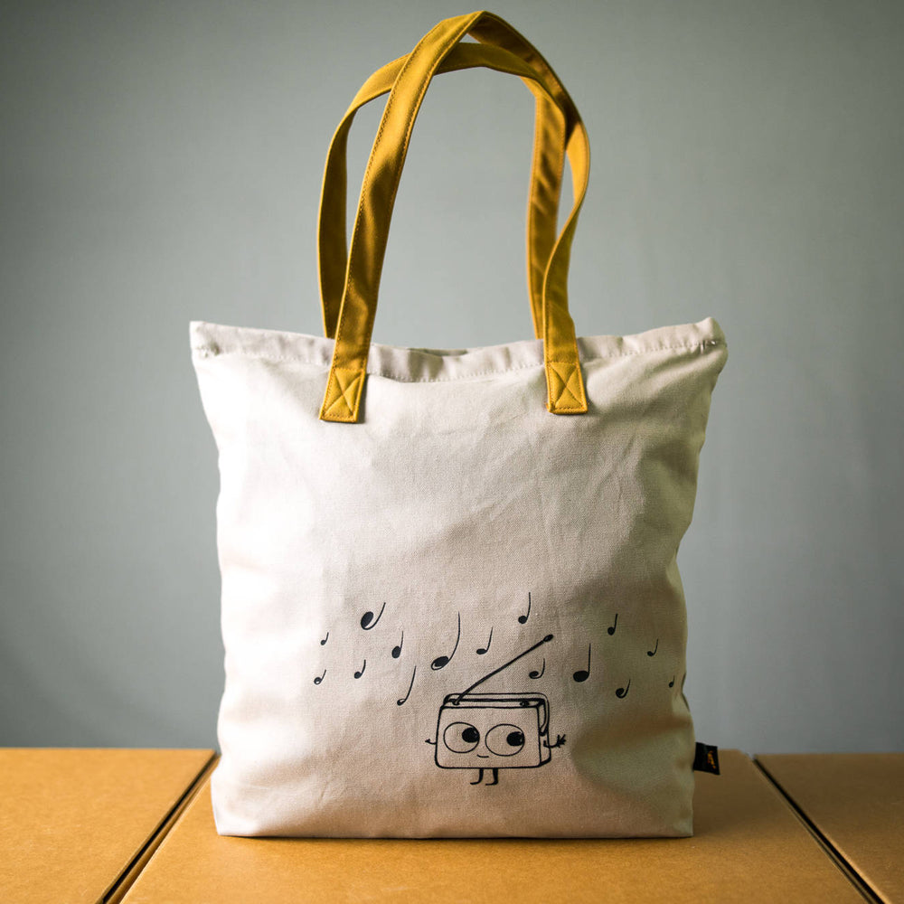
                  
                    Stabile Musik Einkaufstasche mit Reissverschluss und velour Leder Henkeln Radio Aufdruck, Jutebeutel Farbe beige/grau, Motiv tanzendes Radio
                  
                