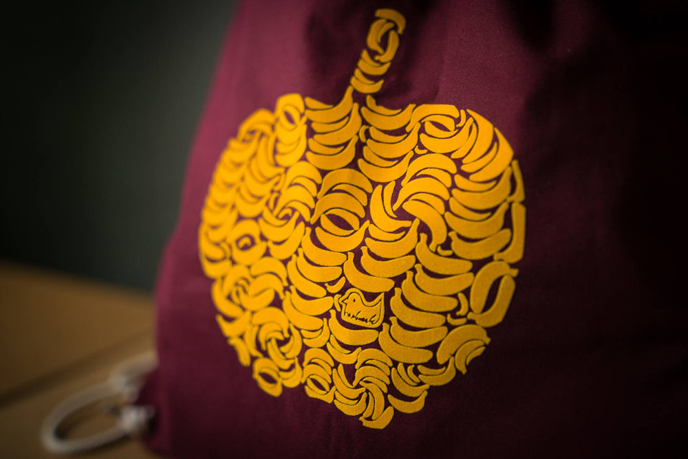 Apfel Turnbeutel - Rucksack mit Apfel aus Bananen in Gelb mit Aufdruck gymsac Farbe Rot / Bordeaux -  Flock Motiv zum nachdenken Festival