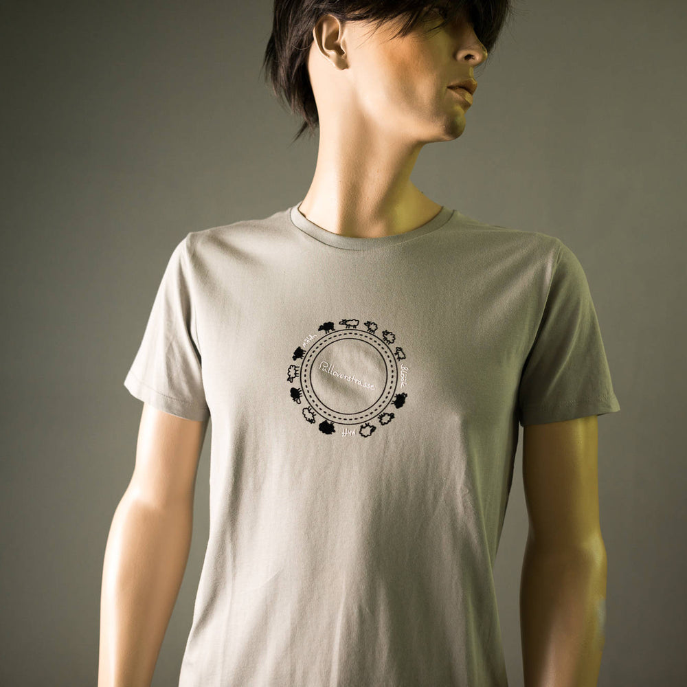
                  
                    Lustiges schaf T-Shirt Pulloverstrasse  mit flauschigen Schafen FAIR WEAR BIO shirt für Männer opal mit Motiv in schwarz & weiss aus flock
                  
                