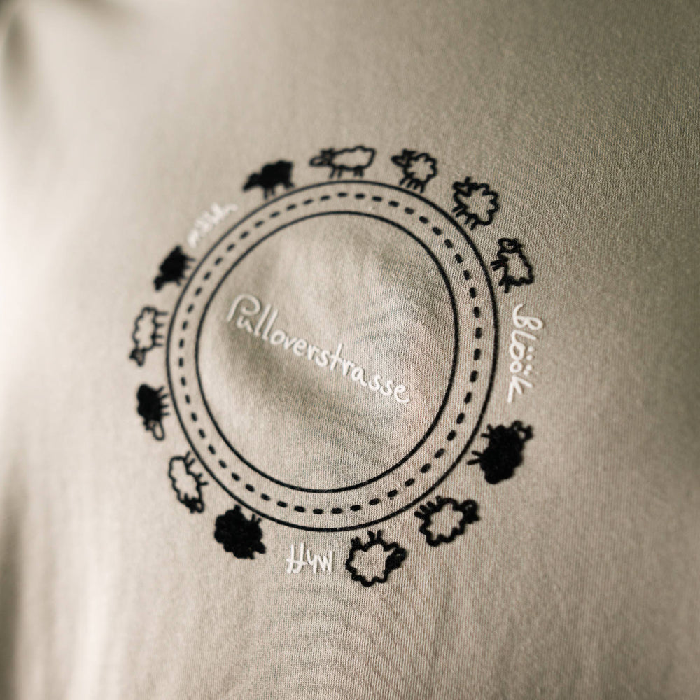 
                  
                    Lustiges schaf T-Shirt Pulloverstrasse  mit flauschigen Schafen FAIR WEAR BIO shirt für Männer opal mit Motiv in schwarz & weiss aus flock
                  
                