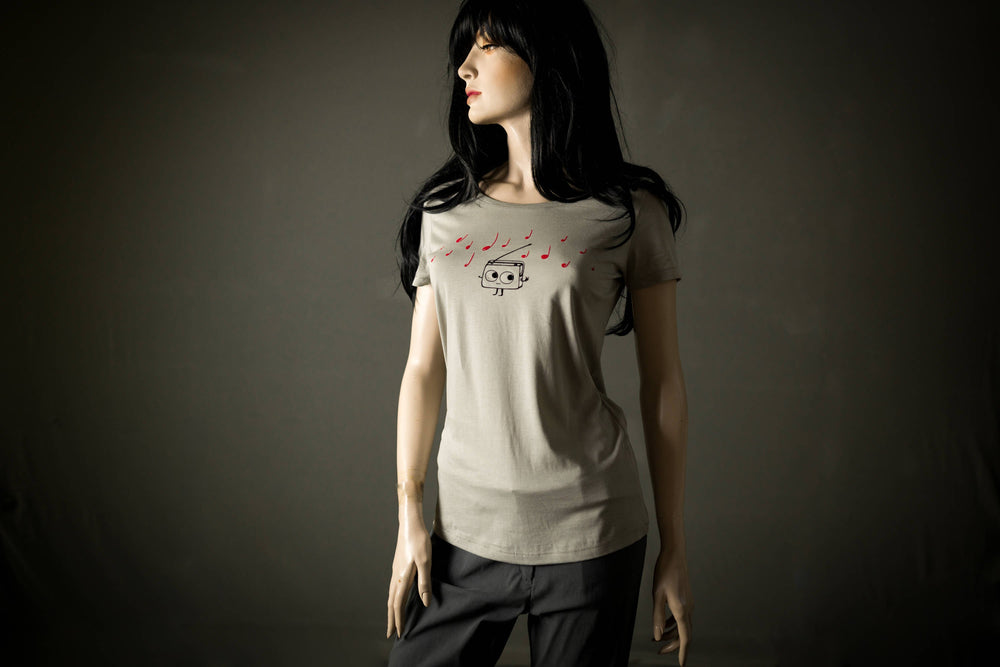 
            
                Load image into Gallery viewer, Radio Musik T-Shirt für Frauen Farbe Stone  - Süsses Radio und rote Musiknoten aus Flock Motiv von naaknaak Shirt aus Biobaumwolle
            
        