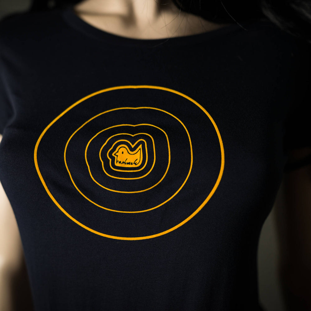 
                  
                    Enten Kreis T-Shirt für Frauen Farbe dunkelblau  - hypnotische gelbe Ente aus flauschigem Flock Motiv von naaknaak Shirt
                  
                