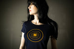 Enten Kreis T-Shirt für Frauen Farbe dunkelblau  - hypnotische gelbe Ente aus flauschigem Flock Motiv von naaknaak Shirt