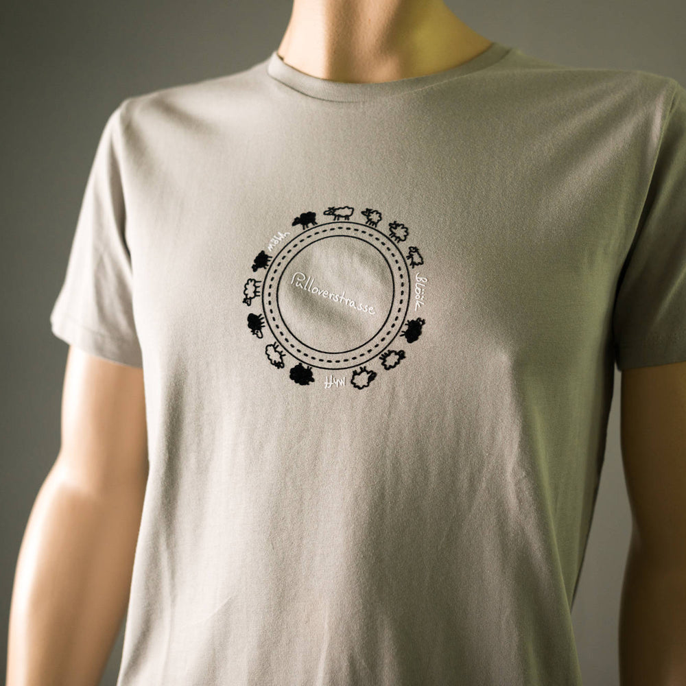 
                  
                    Lustiges schaf T-Shirt Pulloverstrasse  mit flauschigen Schafen FAIR WEAR BIO shirt für Männer opal mit Motiv in schwarz & weiss aus flock
                  
                