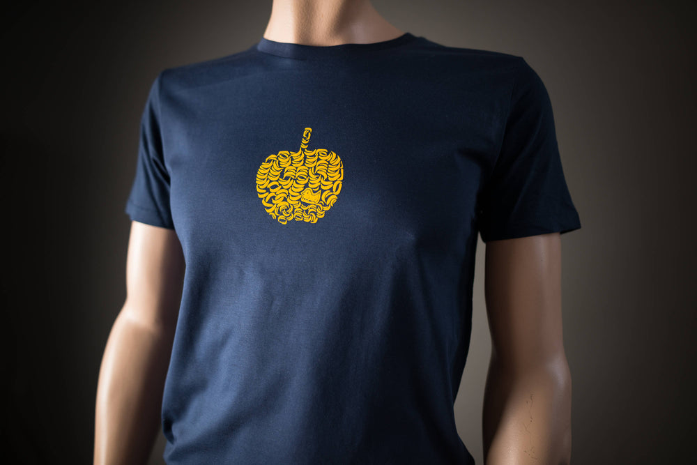 
            
                Load image into Gallery viewer, Apfel T-Shirt für Männer - Apfel aus Bananen in Gelb Shirt aus Biobaumwolle, BIO &amp;amp; GOTS in Dunkelblau, Navy mit Print aus flauschigem Flock
            
        