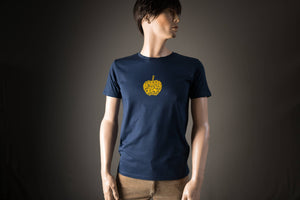 
            
                Load image into Gallery viewer, Apfel T-Shirt für Männer - Apfel aus Bananen in Gelb Shirt aus Biobaumwolle, BIO &amp;amp; GOTS in Dunkelblau, Navy mit Print aus flauschigem Flock
            
        
