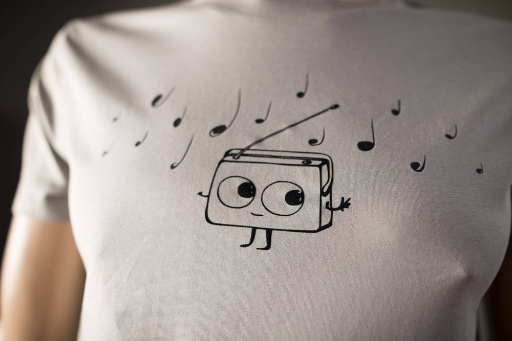 Musik T-Shirt für Männer Farbe Stone  - Süsses Radio und Musiknoten aus Flock Motiv in schwarz von naaknaak Shirt aus Biobaumwolle
