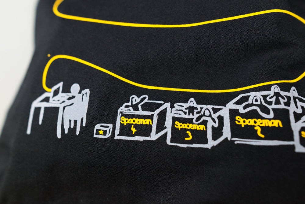 
            
                Load image into Gallery viewer, Jutebeutel mit Astronaut im All - Computer Internet Aufdruck Bio Baumwolle Tasche Beutel biobaumwolle Farbe schwarz  Motiv gelb mit Sternen
            
        