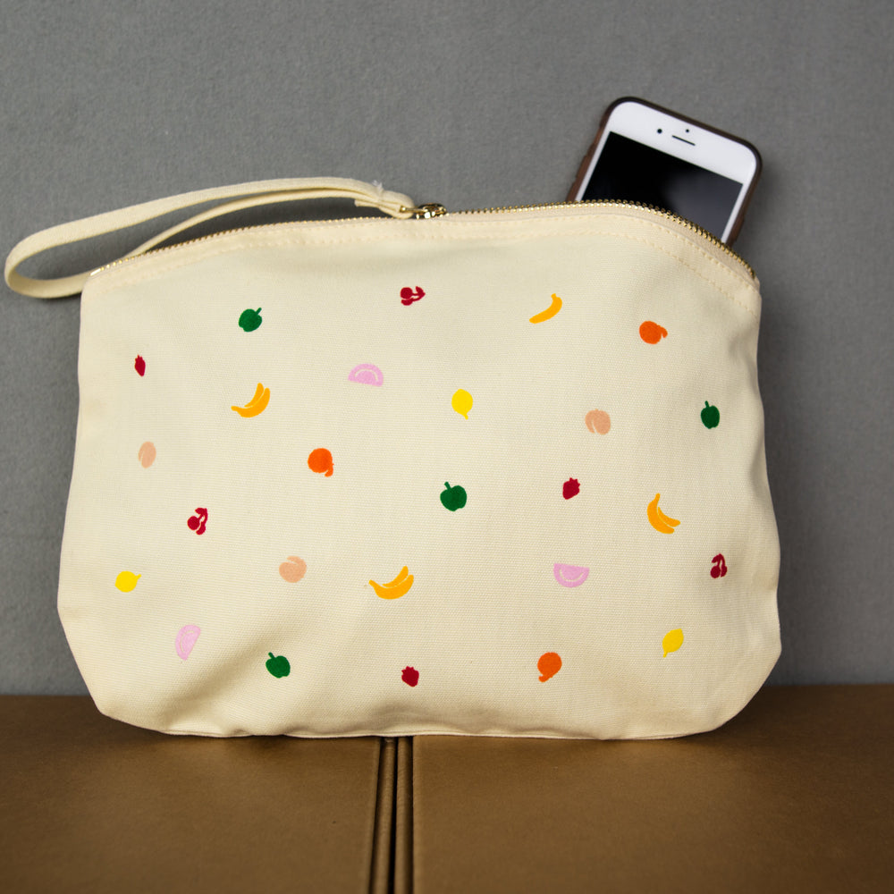 
                  
                    Kosmetiktasche, Schminktasche, Stiftemäppchen, MakeUp Etui mit Reissverschluss in hell gelb mit flauschigen Früchten aus Biobaumwolle
                  
                