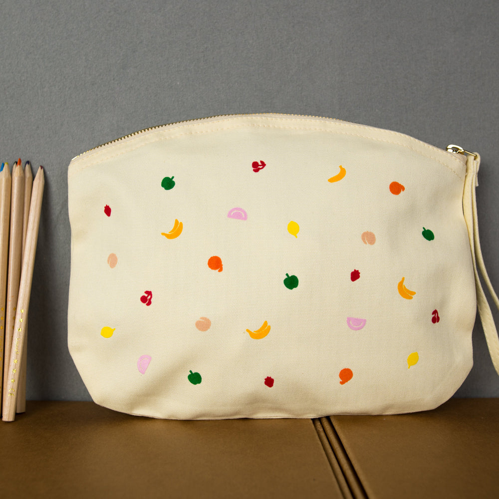 
                  
                    Kosmetiktasche, Schminktasche, Stiftemäppchen, MakeUp Etui mit Reissverschluss in hell gelb mit flauschigen Früchten aus Biobaumwolle
                  
                