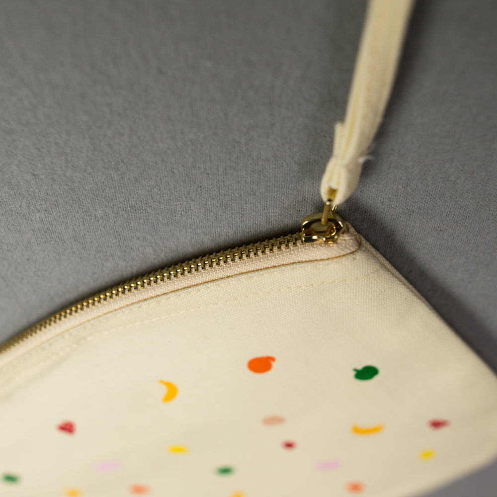 
                  
                    Kosmetiktasche, Schminktasche, Stiftemäppchen, MakeUp Etui mit Reissverschluss in hell gelb mit flauschigen Früchten aus Biobaumwolle
                  
                