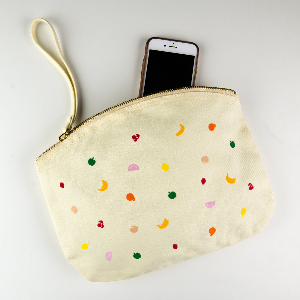 
                  
                    Kosmetiktasche, Schminktasche, Stiftemäppchen, MakeUp Etui mit Reissverschluss in hell gelb mit flauschigen Früchten aus Biobaumwolle
                  
                