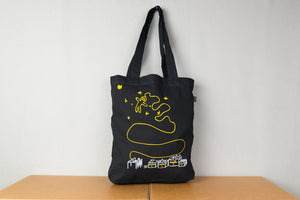 
            
                Load image into Gallery viewer, Jutebeutel mit Astronaut im All - Computer Internet Aufdruck Bio Baumwolle Tasche Beutel biobaumwolle Farbe schwarz  Motiv gelb mit Sternen
            
        