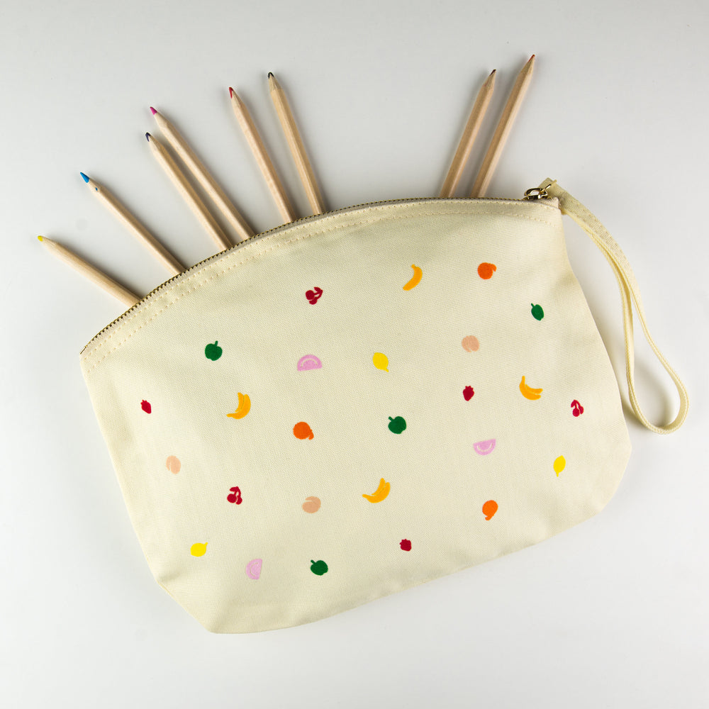 
                  
                    Kosmetiktasche, Schminktasche, Stiftemäppchen, MakeUp Etui mit Reissverschluss in hell gelb mit flauschigen Früchten aus Biobaumwolle
                  
                