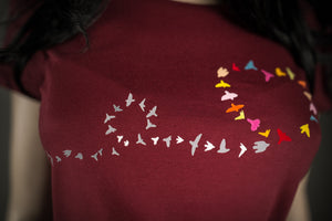 
            
                Load image into Gallery viewer, Vogel Herz bedrucktes Bio T-Shirt für Frauen Farbe bordeaux rot - Refugees - mit individuellen Vögeln aus Flock Biobaumwolle
            
        