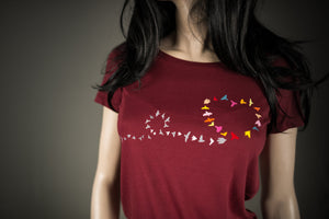 
            
                Load image into Gallery viewer, Vogel Herz bedrucktes Bio T-Shirt für Frauen Farbe bordeaux rot - Refugees - mit individuellen Vögeln aus Flock Biobaumwolle
            
        