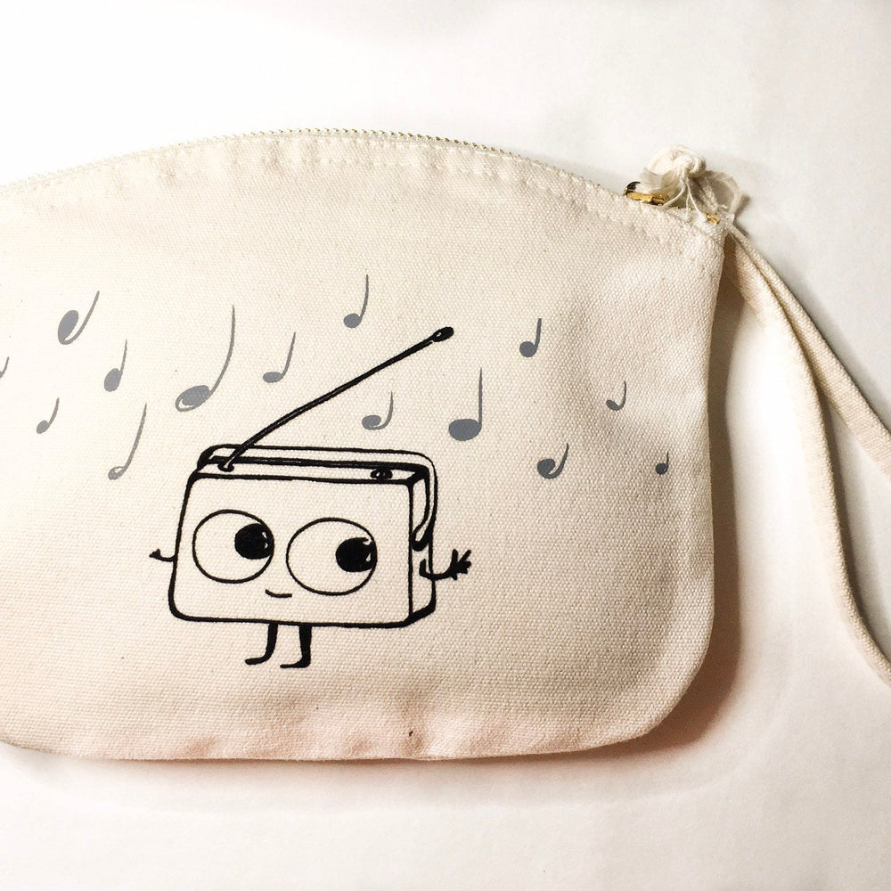 
                  
                    Kosmetiktasche, Schminktasche, Stiftemäppchen, MakeUp Etui mit Reissverschluss in beige natur mit Radio Musik Motiv aus Biobaumwolle
                  
                