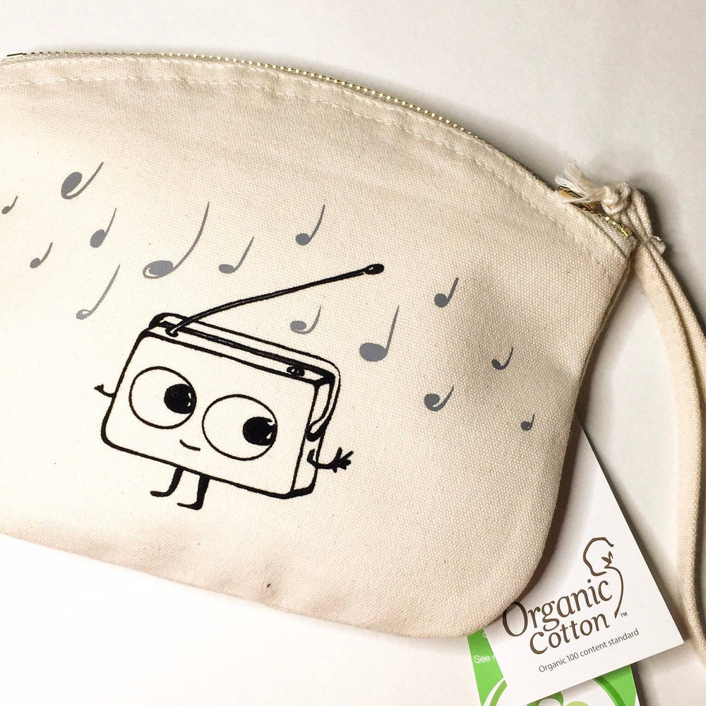 
                  
                    Kosmetiktasche, Schminktasche, Stiftemäppchen, MakeUp Etui mit Reissverschluss in beige natur mit Radio Musik Motiv aus Biobaumwolle
                  
                