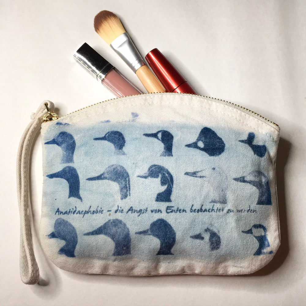 
                  
                    Angst vor Enten Kosmetiktasche, Schminktasche, Stiftemäppchen, MakeUp Etui mit Reissverschluss in beige natur mit Inkodye Motiv Einzelstück
                  
                