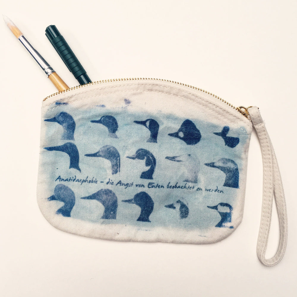 
                  
                    Angst vor Enten Kosmetiktasche, Schminktasche, Stiftemäppchen, MakeUp Etui mit Reissverschluss in beige natur mit Inkodye Motiv Einzelstück
                  
                