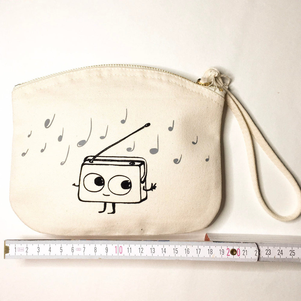 
                  
                    Kosmetiktasche, Schminktasche, Stiftemäppchen, MakeUp Etui mit Reissverschluss in beige natur mit Radio Musik Motiv aus Biobaumwolle
                  
                