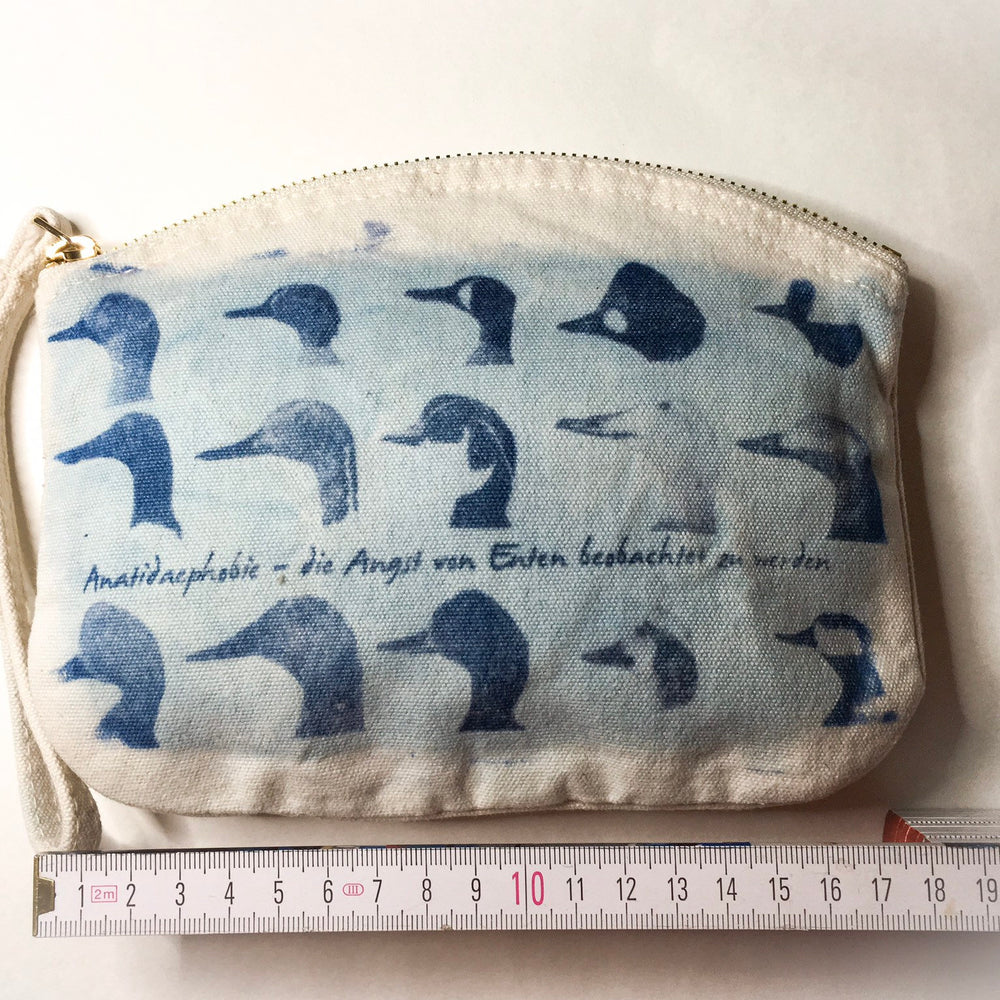 
                  
                    Angst vor Enten Kosmetiktasche, Schminktasche, Stiftemäppchen, MakeUp Etui mit Reissverschluss in beige natur mit Inkodye Motiv Einzelstück
                  
                