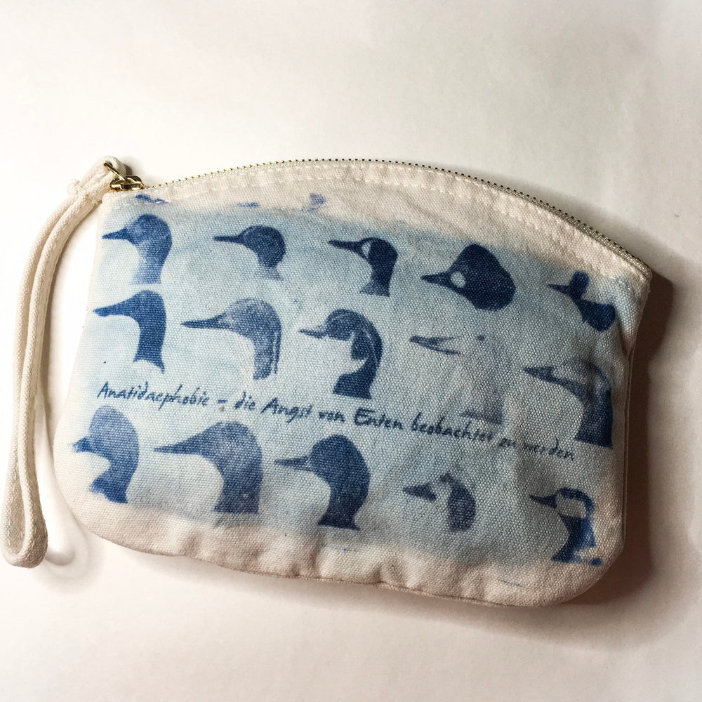 
                  
                    Angst vor Enten Kosmetiktasche, Schminktasche, Stiftemäppchen, MakeUp Etui mit Reissverschluss in beige natur mit Inkodye Motiv Einzelstück
                  
                