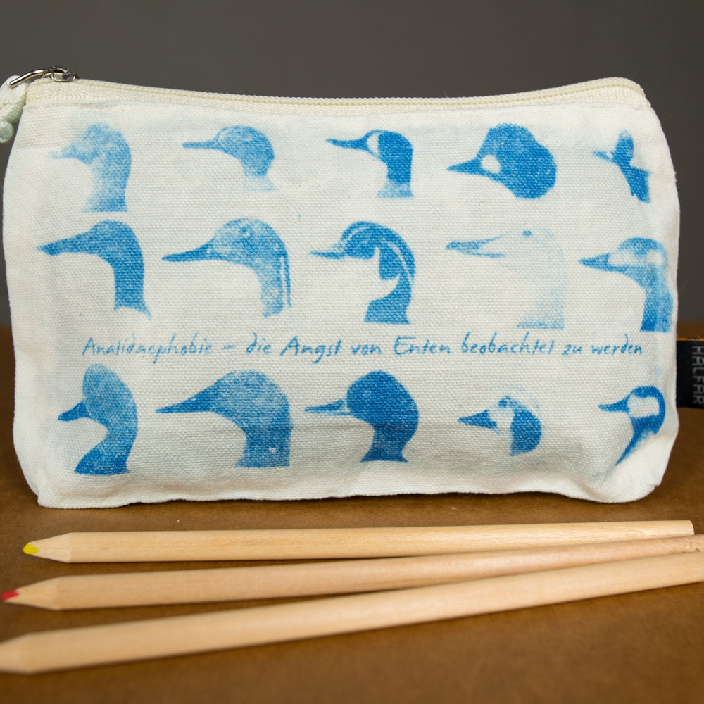 
                  
                    Angst vor Enten Kosmetiktasche, Schminktasche, Stiftemäppchen, MakeUp Etui mit Reissverschluss aus Baumwolle in beige inkodye UNIKAT
                  
                