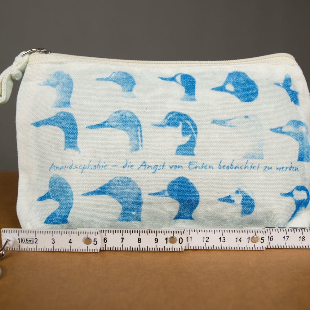 
                  
                    Angst vor Enten Kosmetiktasche, Schminktasche, Stiftemäppchen, MakeUp Etui mit Reissverschluss aus Baumwolle in beige inkodye UNIKAT
                  
                
